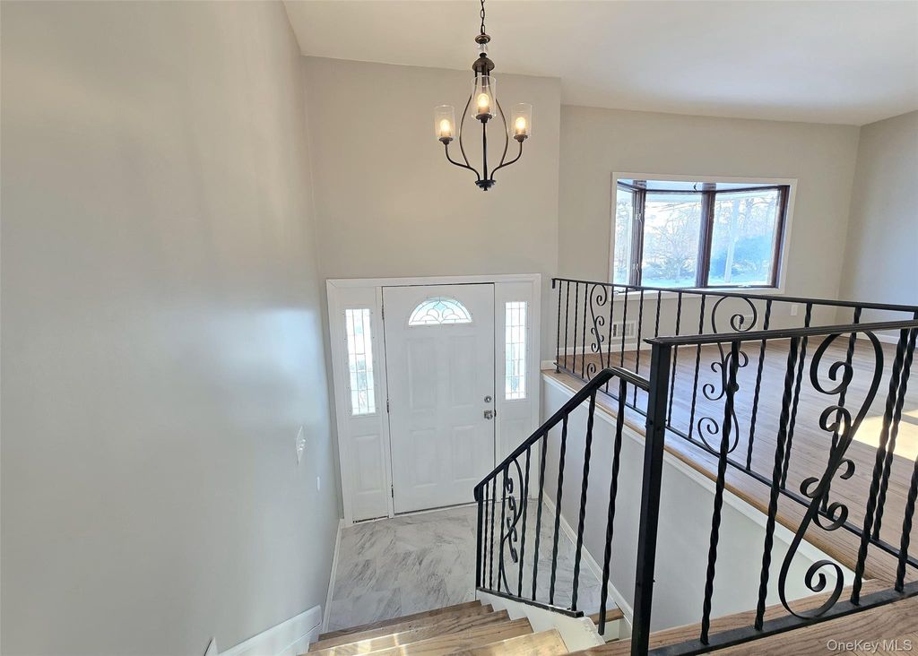 Photo of 19 University Drive, Ronkonkoma, NY 11779 (MLS # 960912)