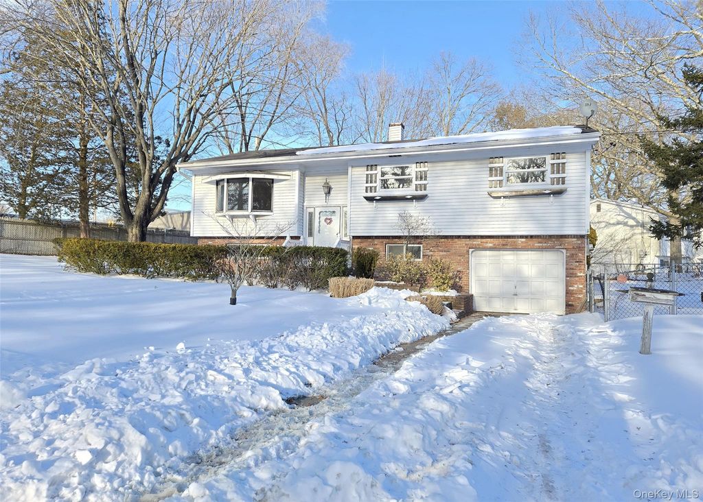 Photo of 19 University Drive, Ronkonkoma, NY 11779 (MLS # 960912)