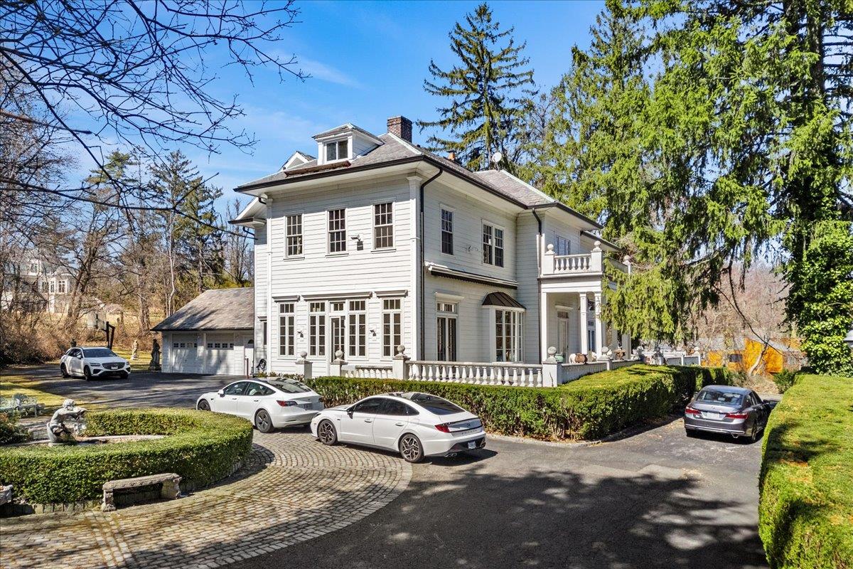 365 E Shore Road, Great Neck, New York image 2