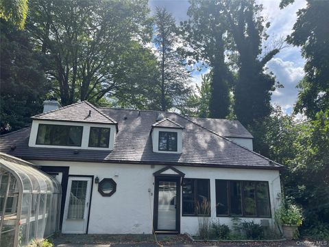 Photo of 5 Beverly Road, Port Washington, NY 11050 (MLS # 943597)