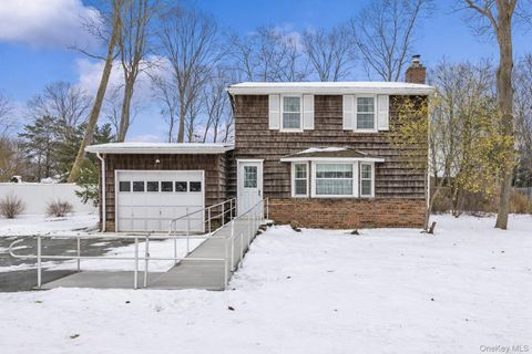 Photo of 6 Oak Street, Saint James, NY 11780 (MLS # 960775)