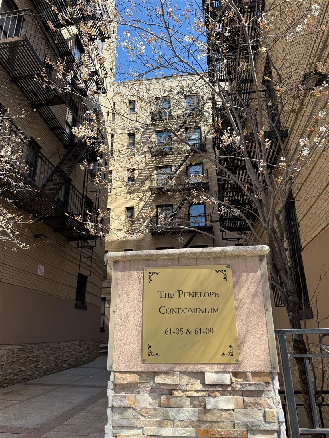 Property for Sale at 39th Ave Ave E2, Woodside, Queens, NY - Bedrooms: 1 
Bathrooms: 1 
Rooms: 4  - $569,000
