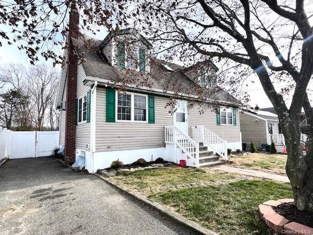 Photo of 51 Clinton Avenue, Patchogue, NY 11772 (MLS # 941861)