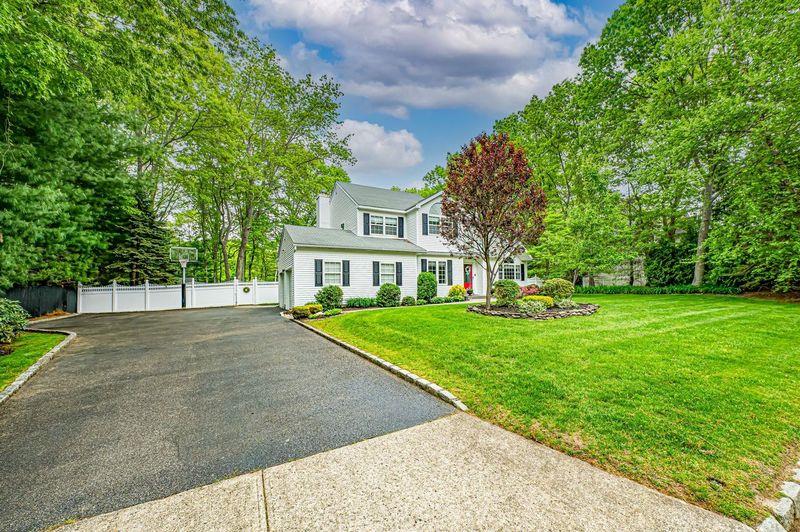 11 Daremy Lane, East Setauket, New York image 2