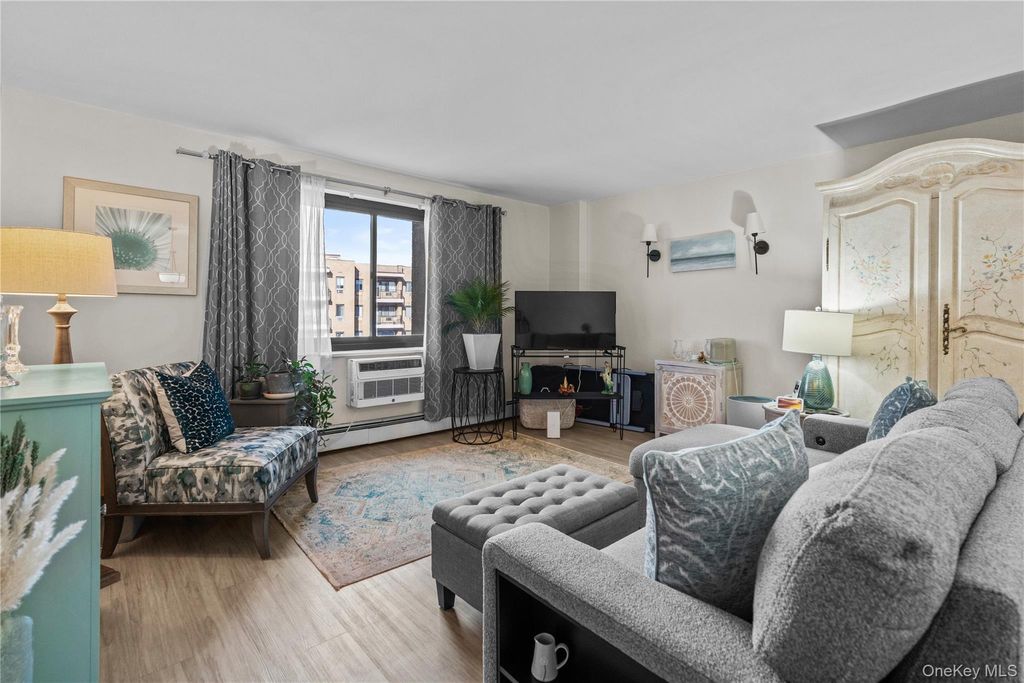 Photo of 100 E Hartsdale Avenue #6AE, Hartsdale, NY 10530 (MLS # 950616)