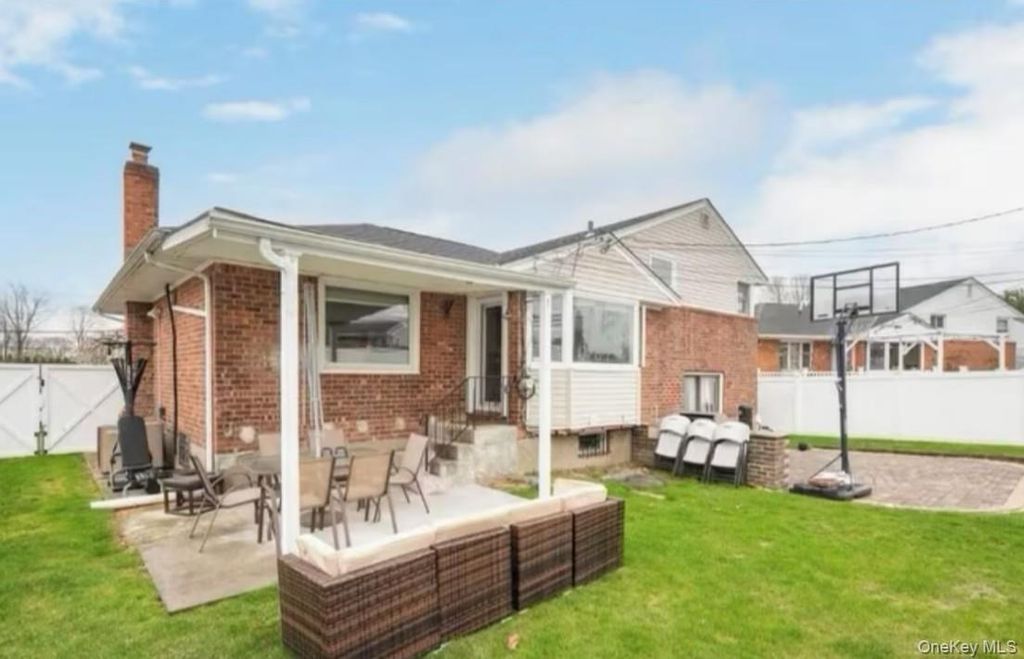 Photo of 310 Southwood Circle, Syosset, NY 11791 (MLS # 988247)