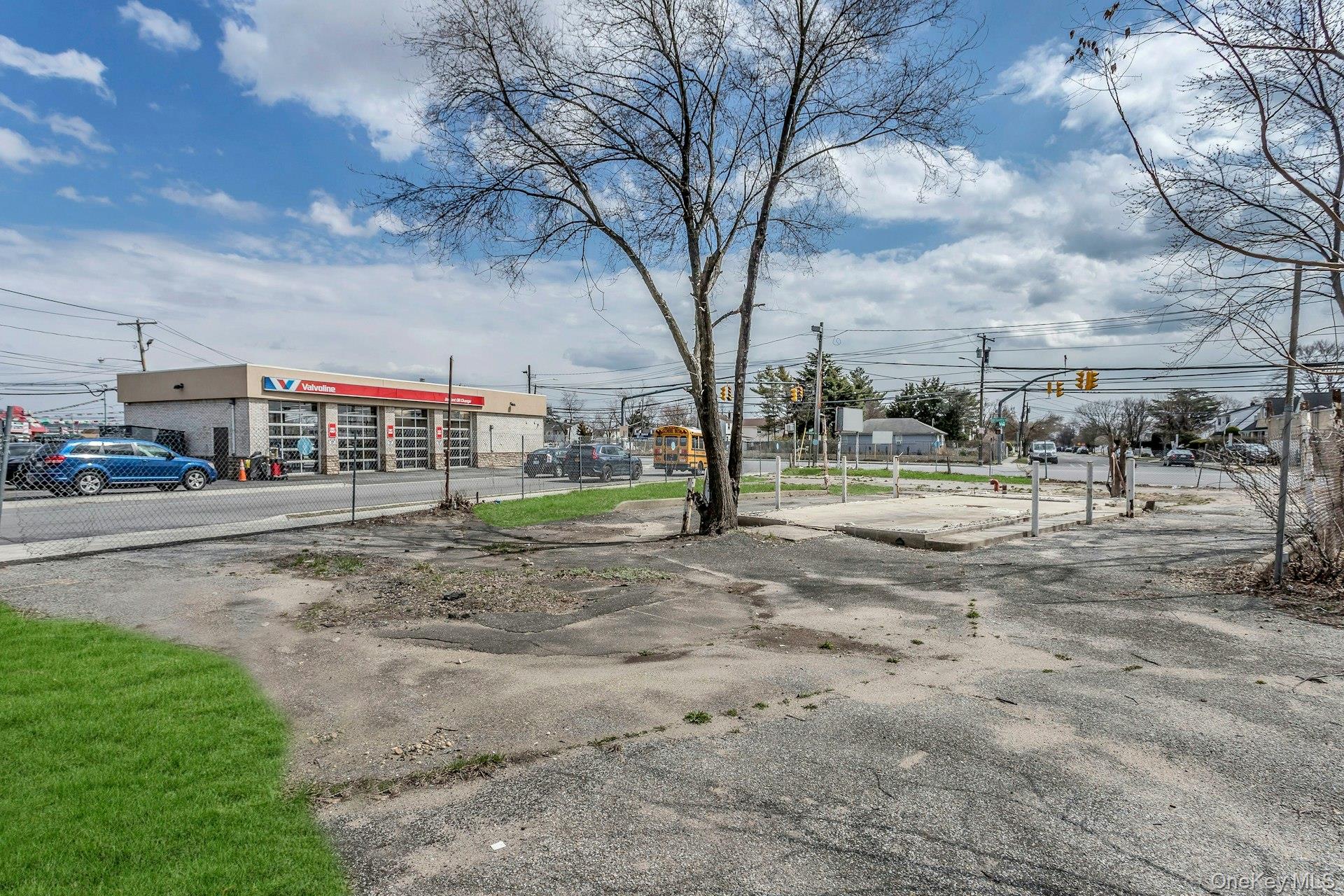 899 Old Country Road