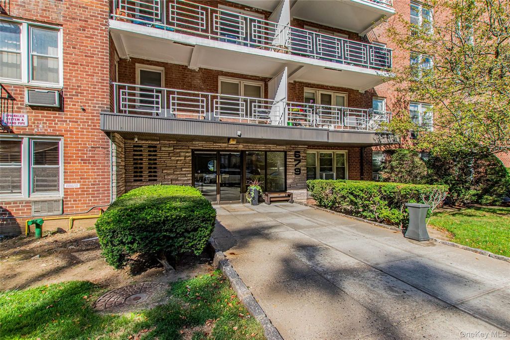 Photo of 679 Warburton Avenue #2R, Yonkers, NY 10701 (MLS # 980553)