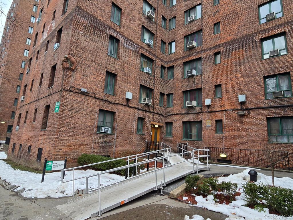Photo of 1530 Metropolitan Avenue #1E, Bronx, NY 10462 (MLS # 965531)