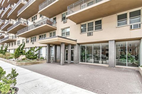 Photo of 25 Neptune Boulevard #2E, Long Beach, NY 11561 (MLS # 928799)