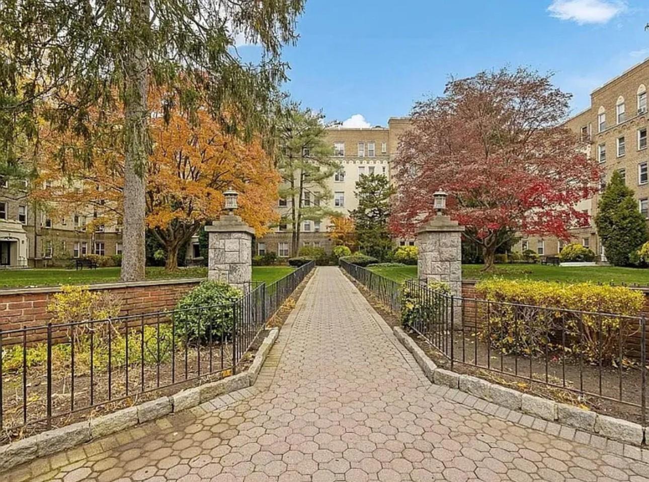 Gramatan Avenue Bldg  1 B4, Mount Vernon, New York - 2 Bedrooms  
3 Bathrooms  
6 Rooms - 