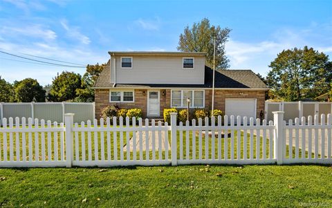 Photo of 1796 Wells Drive, Bay Shore, NY 11706 (MLS # 927594)