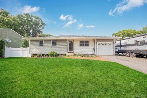 Photo of 183 Cherokee Street, Ronkonkoma, NY 11779 (MLS # 1029047)