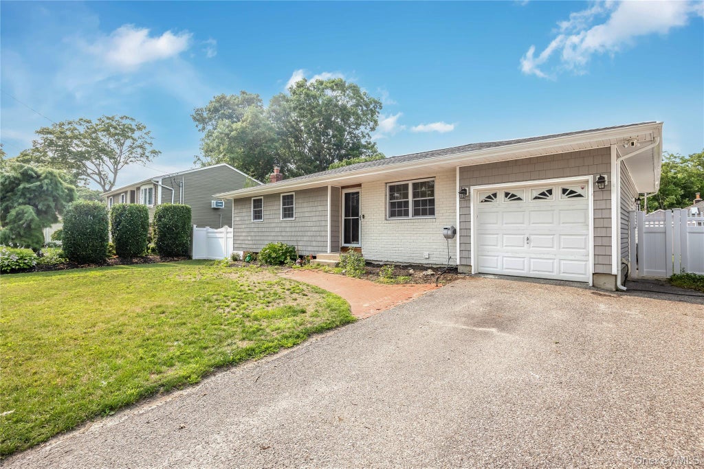 Photo of 183 Cherokee Street, Ronkonkoma, NY 11779 (MLS # 1029047)