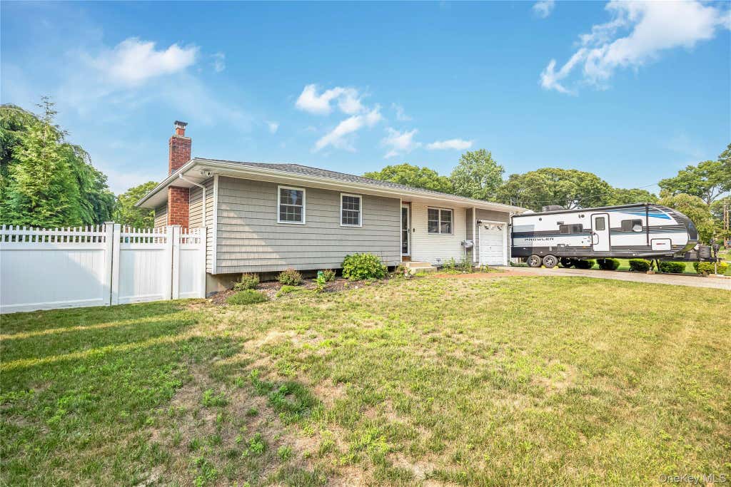 Photo of 183 Cherokee Street, Ronkonkoma, NY 11779 (MLS # 1029047)