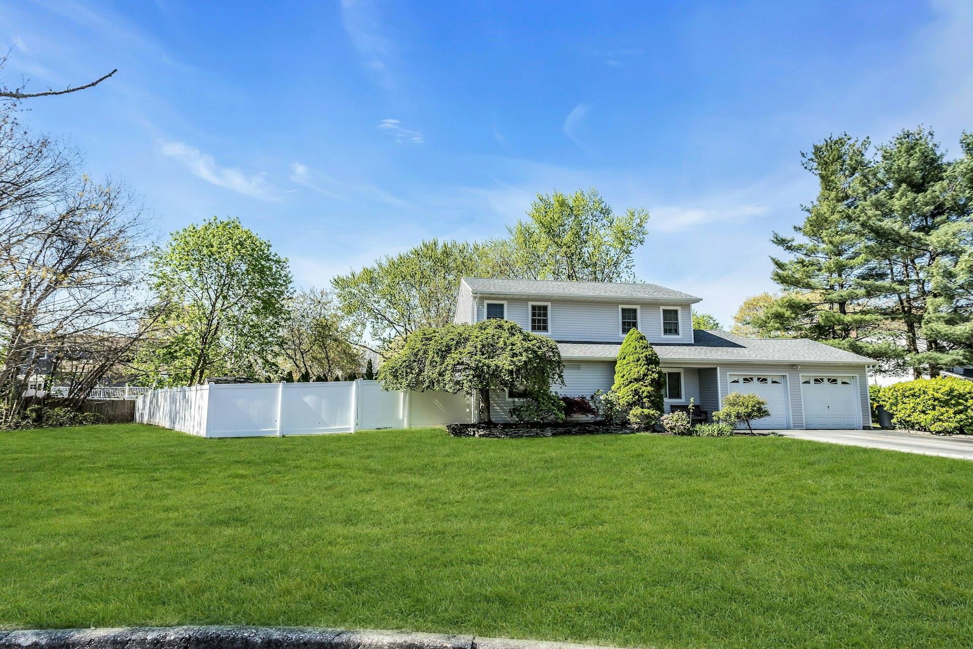 12 Edith Court, Port Jefferson Station, New York image 3
