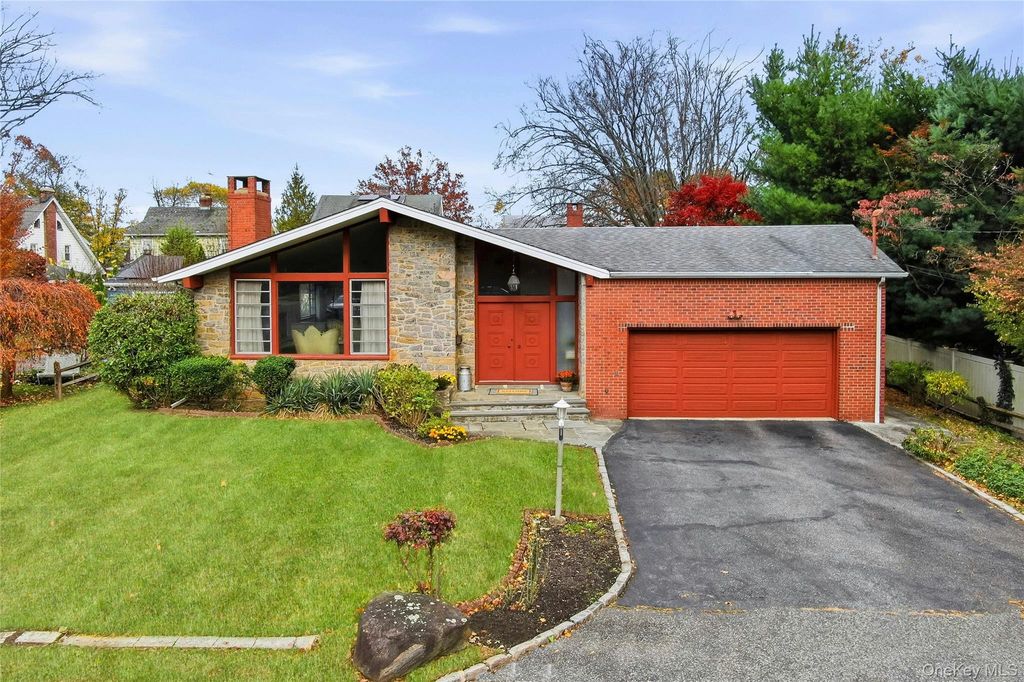 Photo of 11 Washington Place, Port Washington, NY 11050 (MLS # 943520)