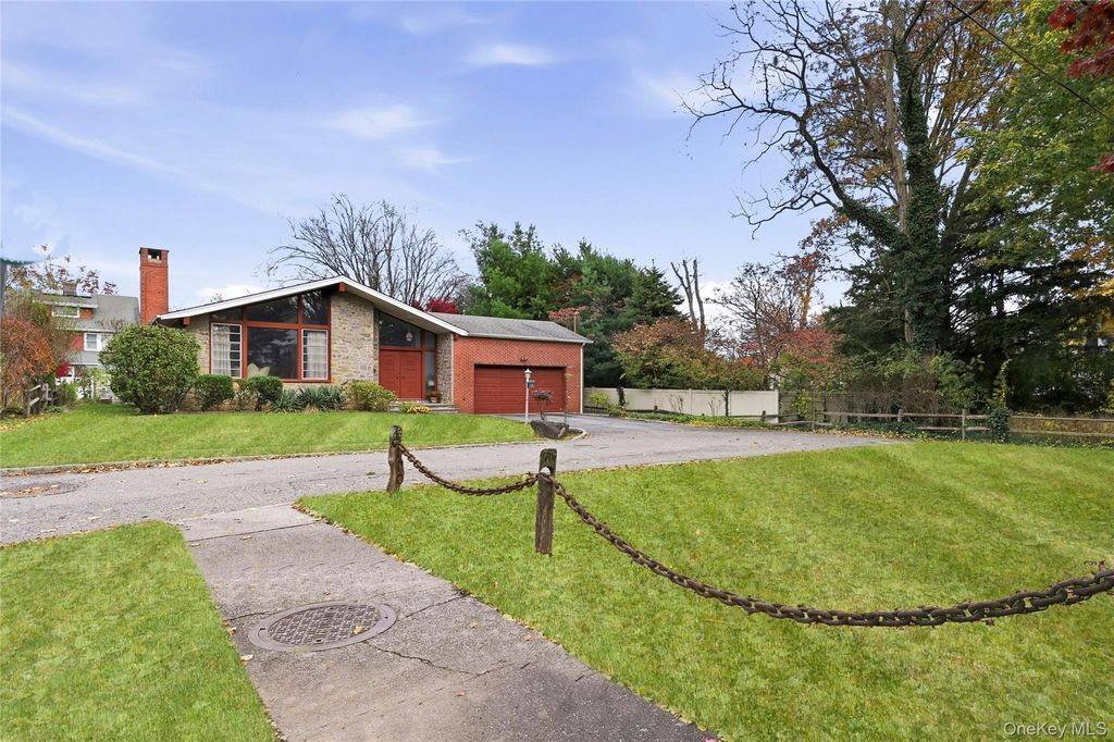 Photo of 11 Washington Place, Port Washington, NY 11050 (MLS # 943520)