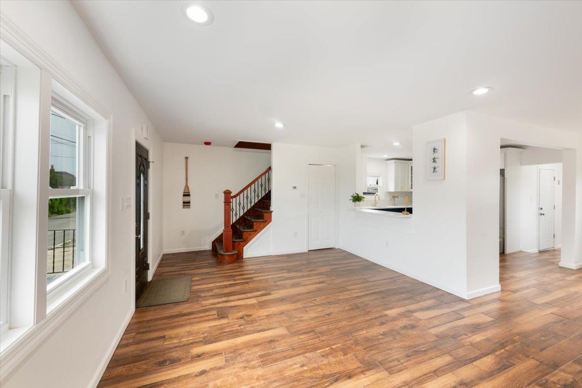 886 S 8th Street St, Lindenhurst, New York image 9