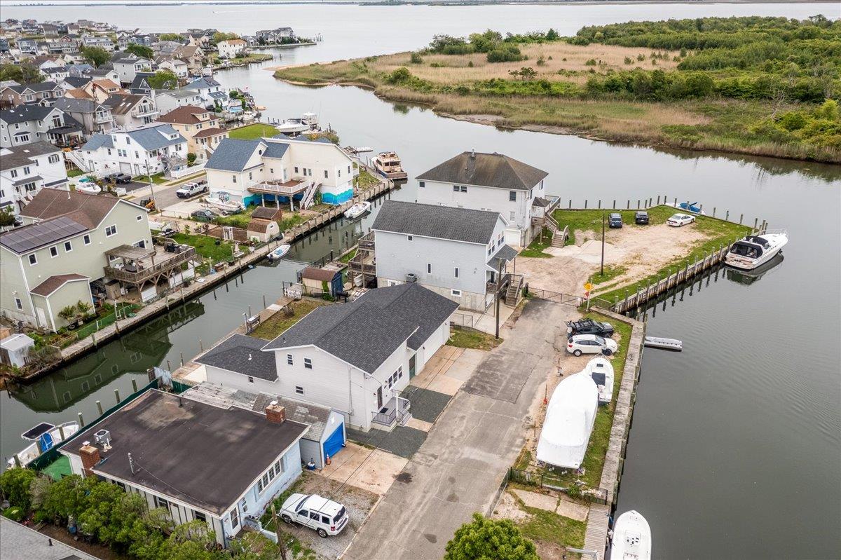 886 S 8th Street St, Lindenhurst, New York image 3