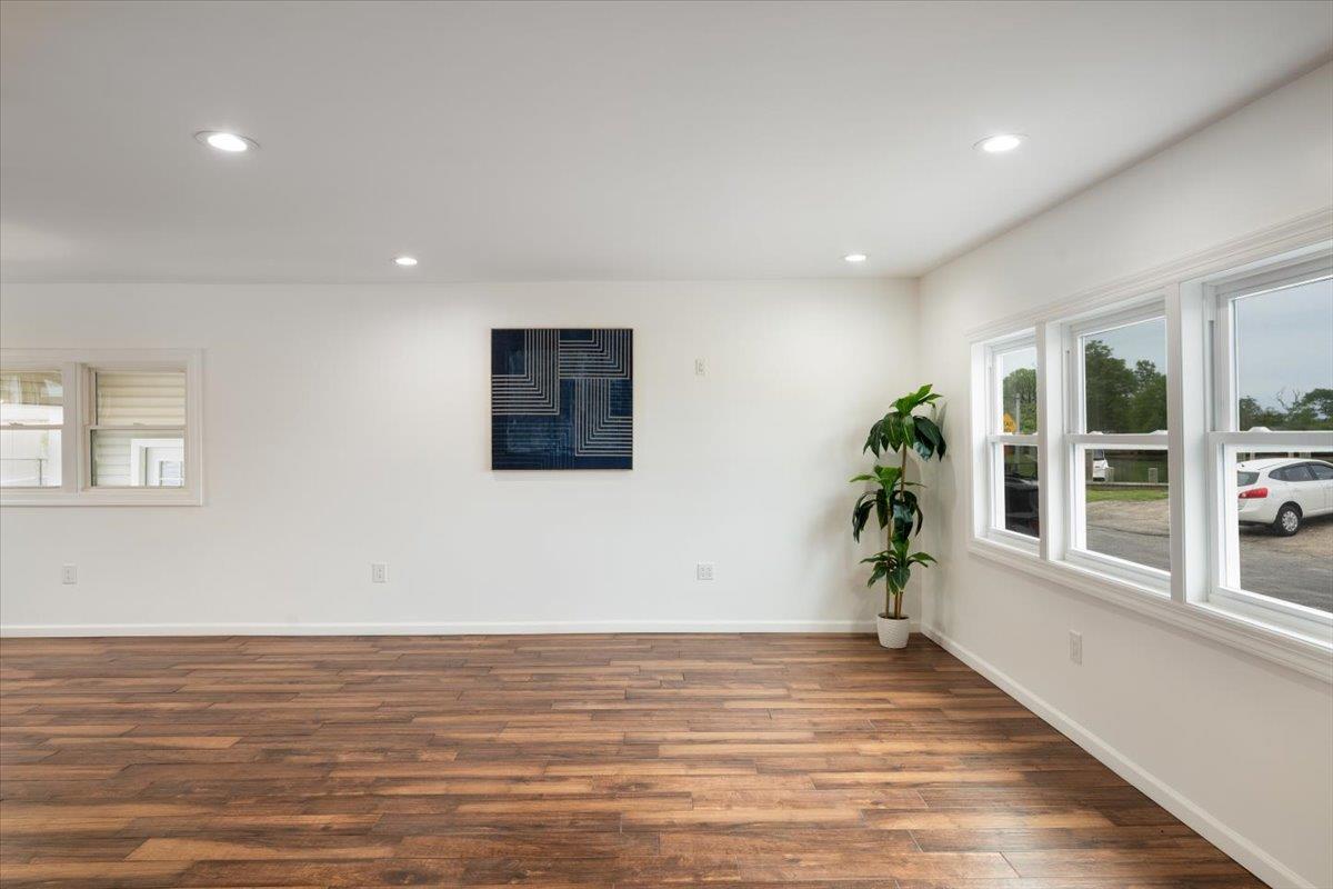 886 S 8th Street St, Lindenhurst, New York image 10