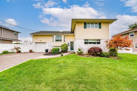 Photo of 6 Oneida Street, Deer Park, NY 11729 (MLS # 1005855)