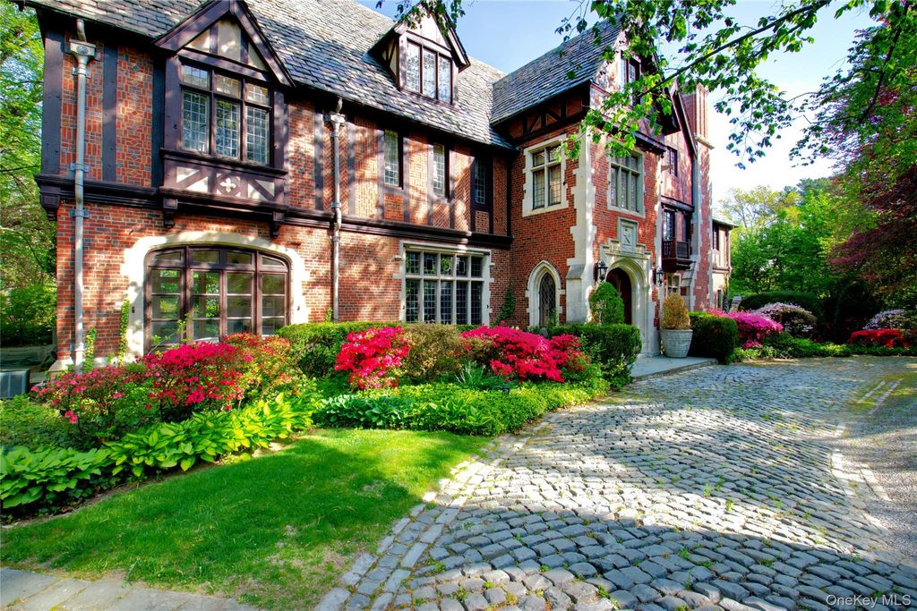 Photo of 107 Bayview Road, Manhasset, NY 11030 (MLS # 967032)