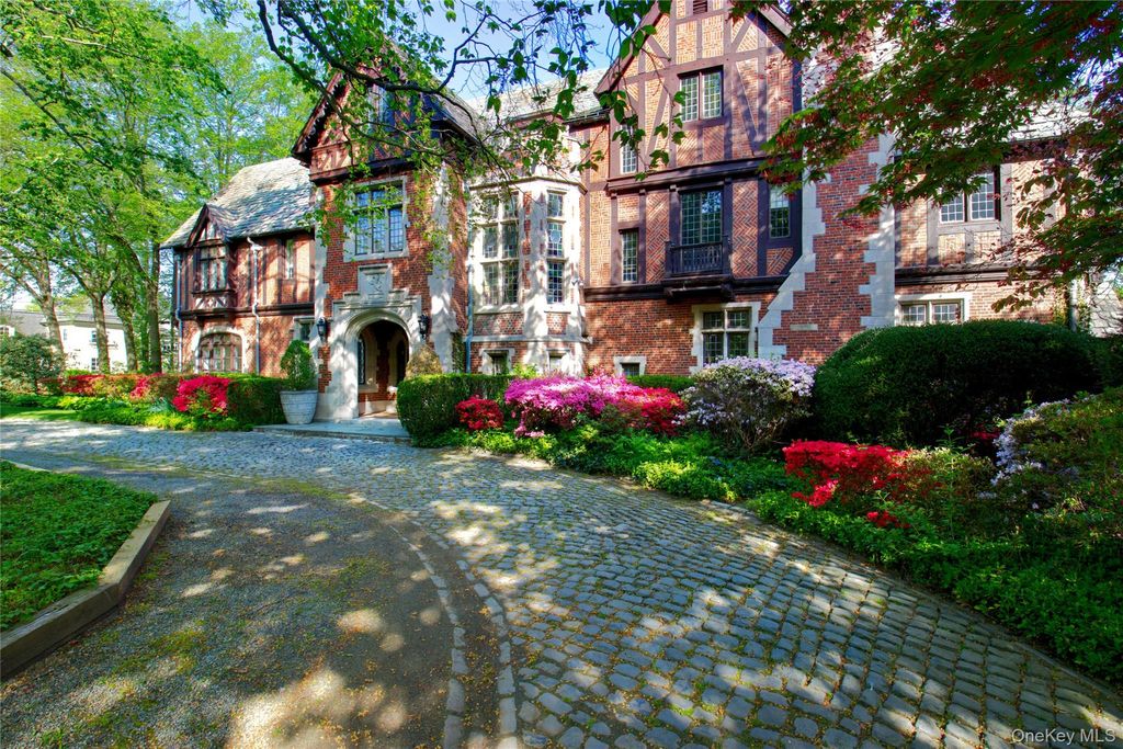 Photo of 107 Bayview Road, Manhasset, NY 11030 (MLS # 967032)