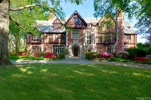 Homes For Sale - 107 Bayview Road<br/> Manhasset, NY 11030