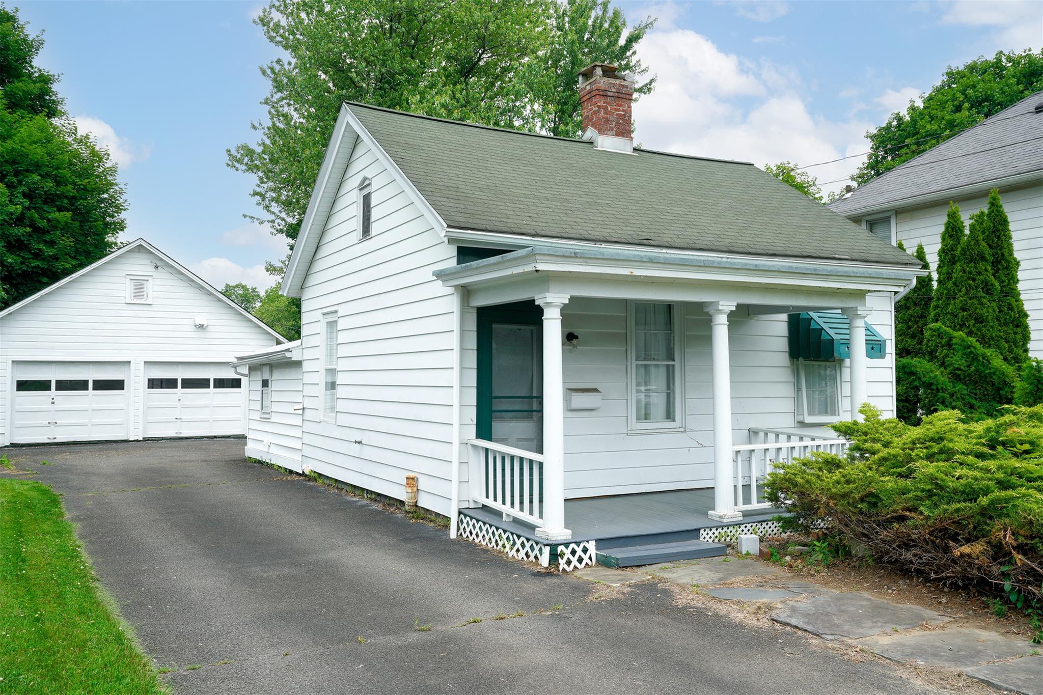 Pine Grove Avenue, Kingston, New York - 2 Bedrooms  
1 Bathrooms  
5 Rooms - 