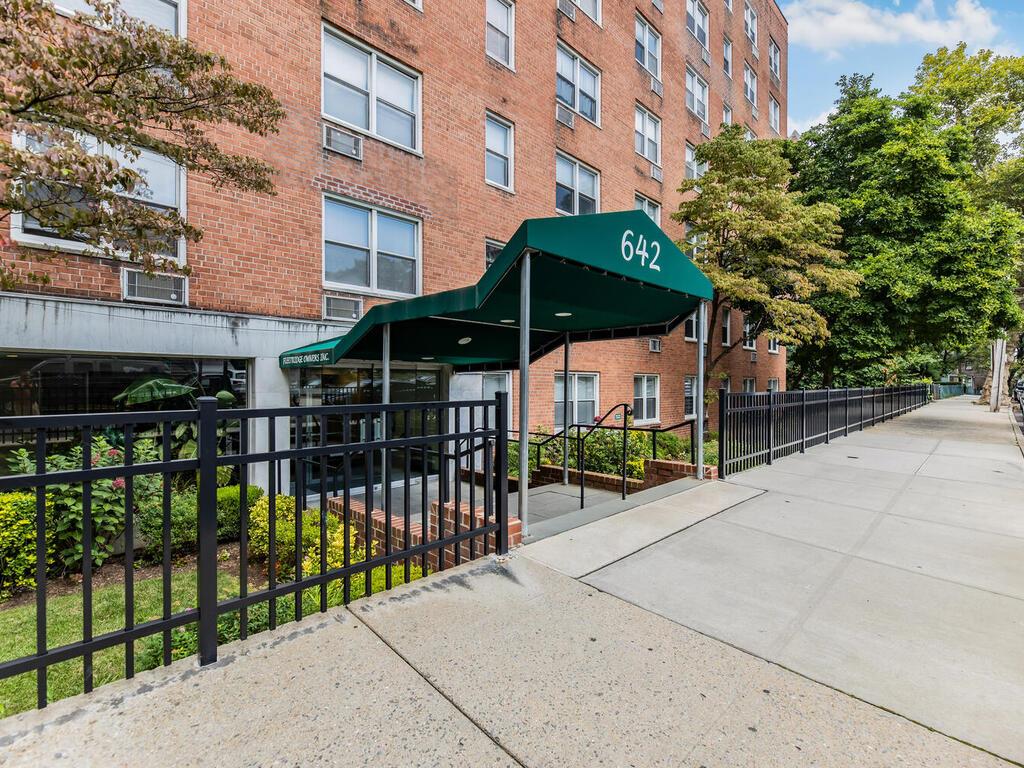 Property for Sale at Locust Street 2D, Mount Vernon, New York - Bedrooms: 1 
Bathrooms: 1 
Rooms: 3  - $175,000