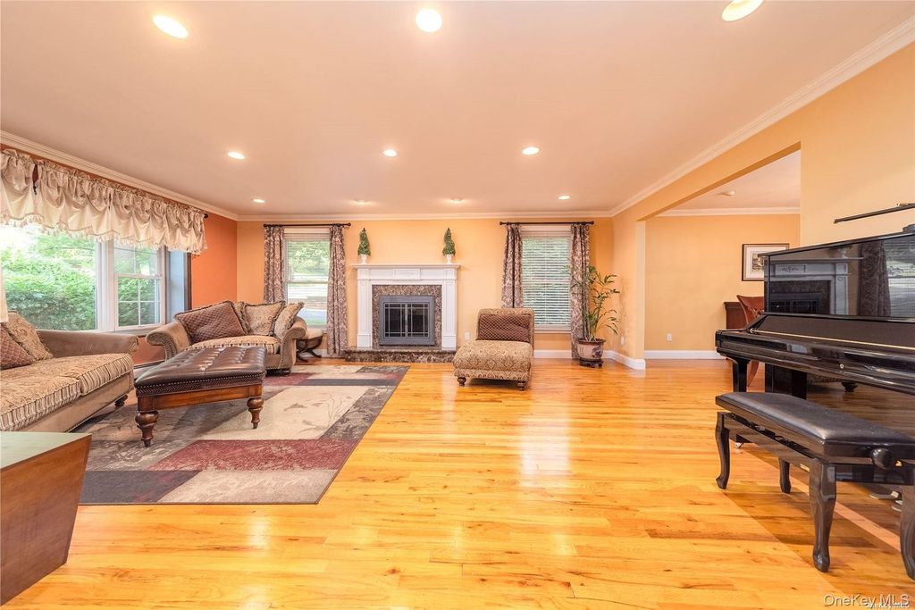 Photo of 65 Starling Court, East Hills, NY 11576 (MLS # 965399)