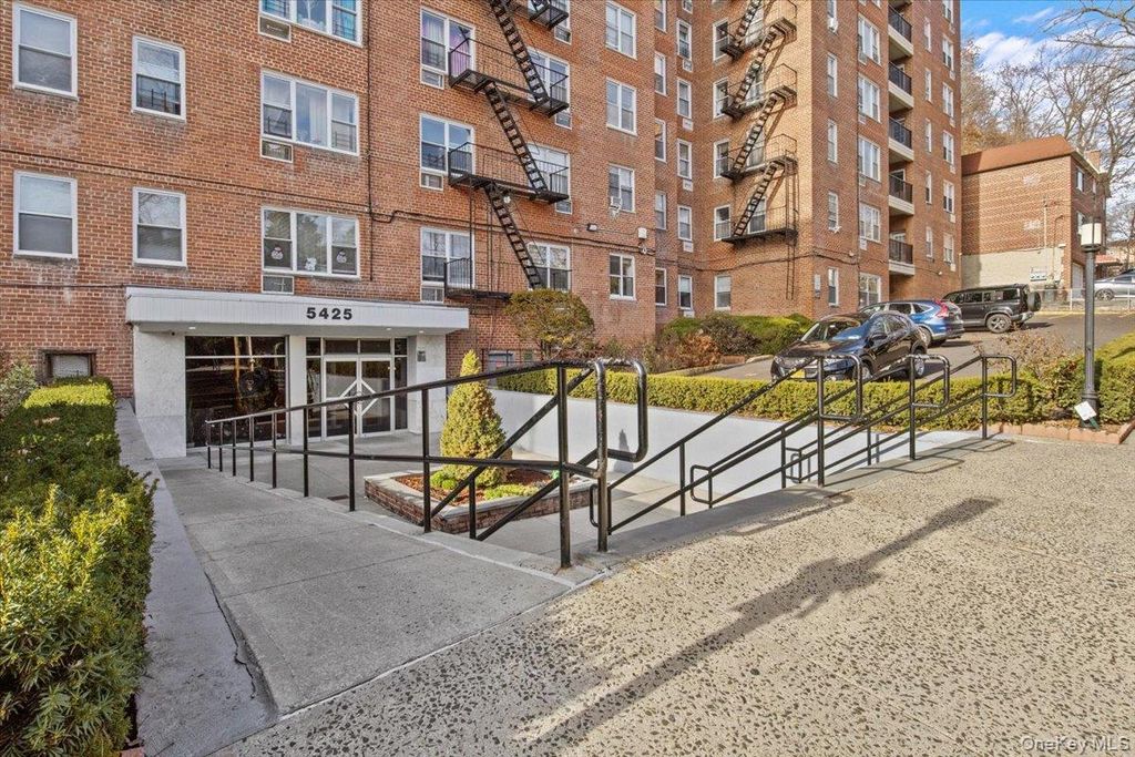 Photo of 5425 Valles Avenue #2H, Bronx, NY 10471 (MLS # 986674)
