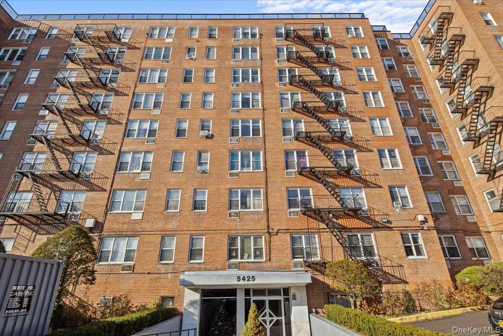 Photo of 5425 Valles Avenue #2H, Bronx, NY 10471 (MLS # 986674)