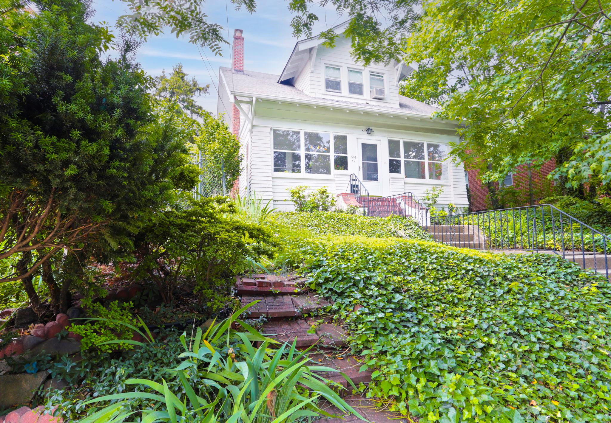 Wexford Terrace, Jamaica Estates, Queens, NY - 3 Bedrooms  
3 Bathrooms  
7 Rooms - 