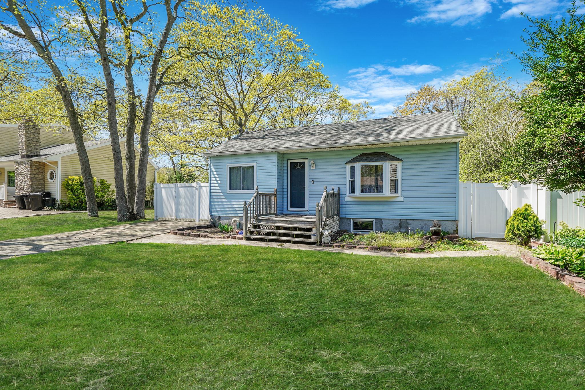 72 Wendy Drive, Farmingville, New York image 2