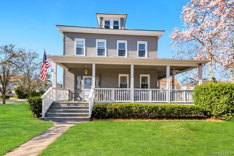 Photo of 237 Willow Street, Roslyn Heights, NY 11577 (MLS # 988731)