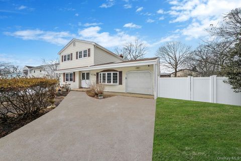 Photo of 38 Pamlico Avenue, Ronkonkoma, NY 11779 (MLS # 967081)