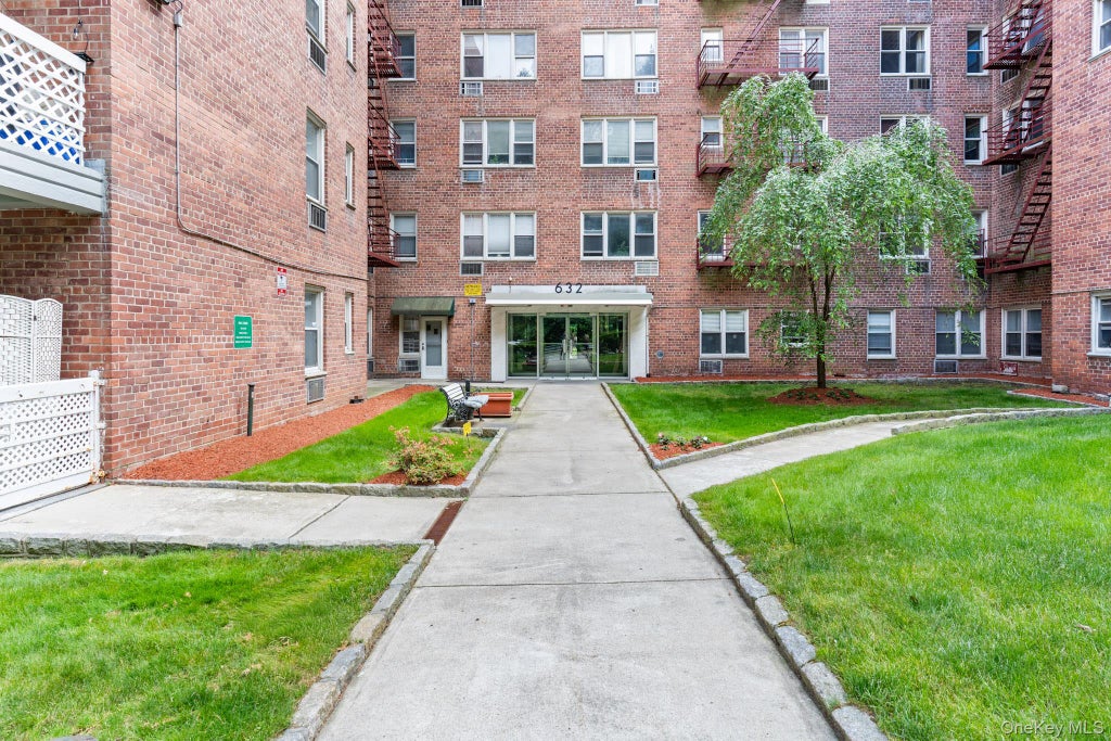 Photo of 632 Palmer Road #8G, Yonkers, NY 10701 (MLS # 1027825)