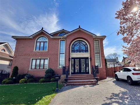4320 Glenwood Street Little Neck NY 11363
