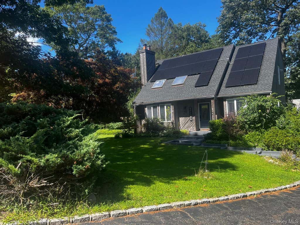 Photo of 33 Uranus Road, Rocky Point, NY 11778 (MLS # 1042914)