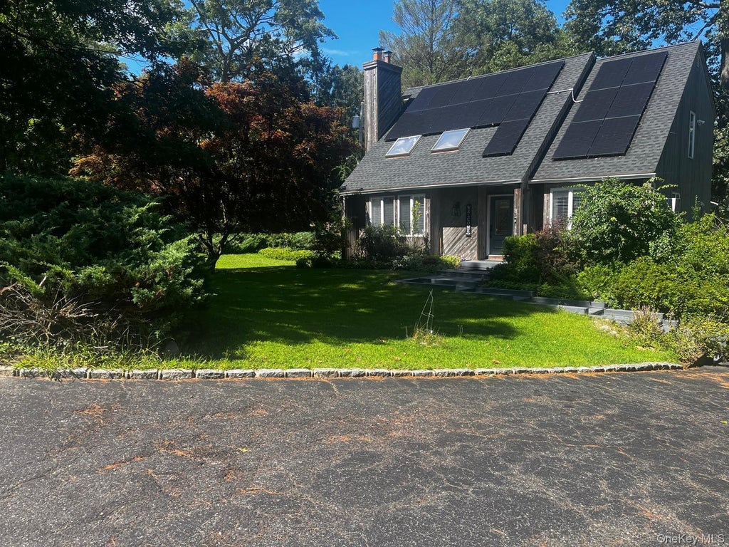Photo of 33 Uranus Road, Rocky Point, NY 11778 (MLS # 1042914)