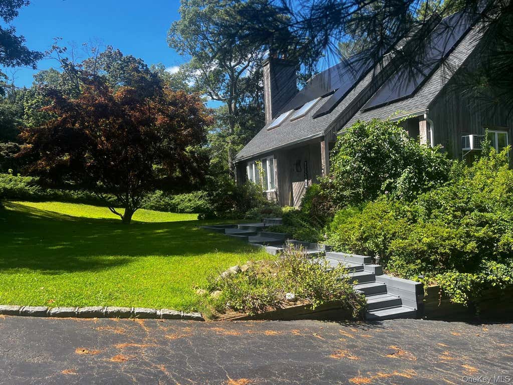 Photo of 33 Uranus Road, Rocky Point, NY 11778 (MLS # 1042914)