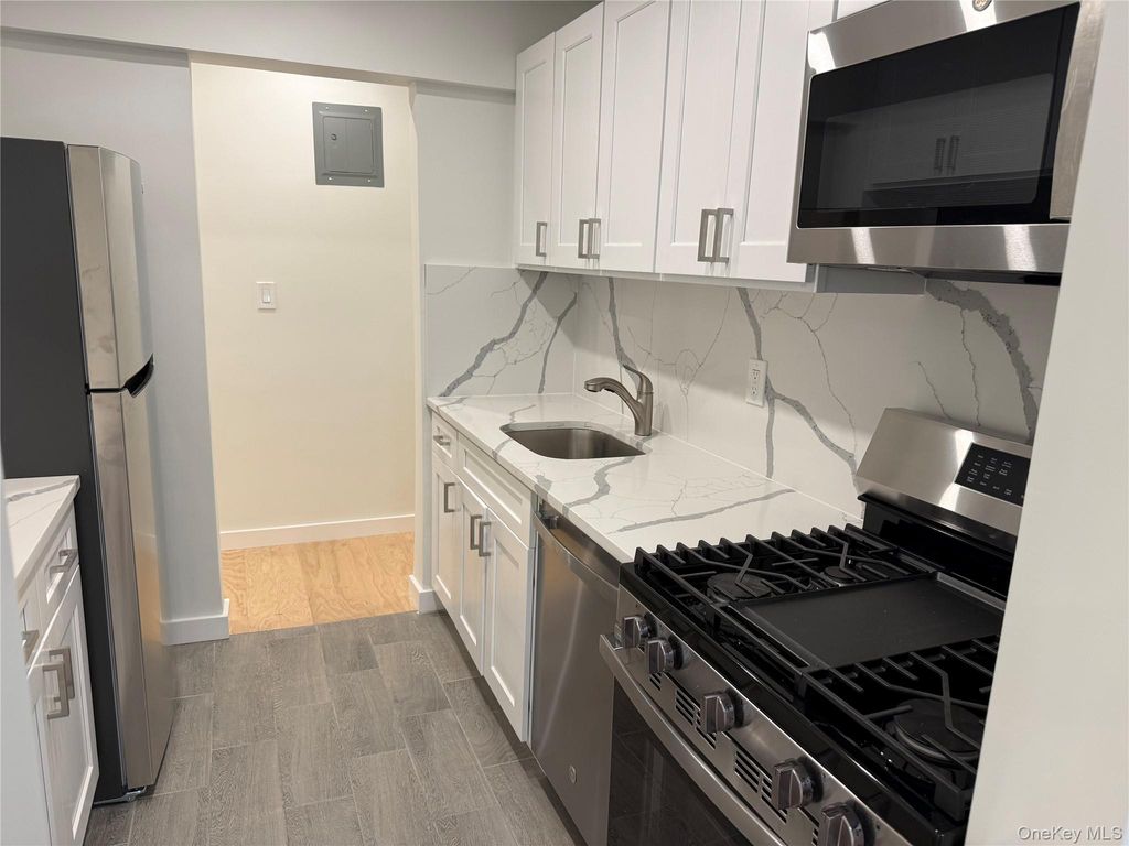 Photo of 632 Warburton Avenue #3B, Yonkers, NY 10701 (MLS # 1002240)
