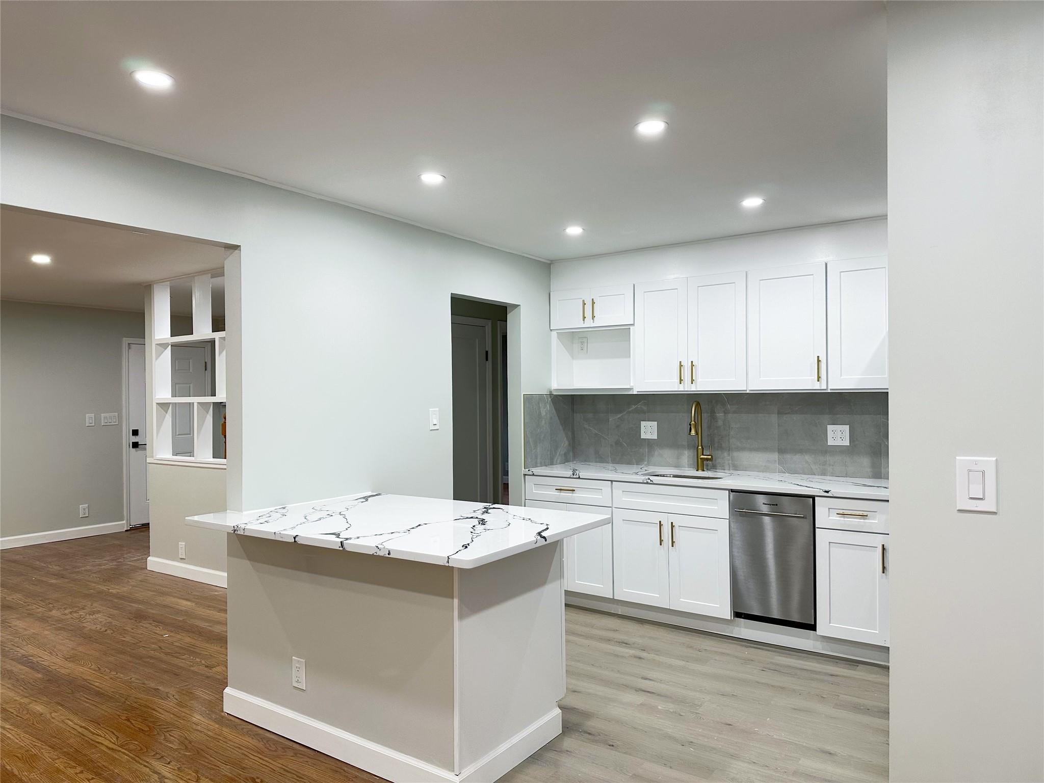 6 Rex Court, Mineola, New York image 2
