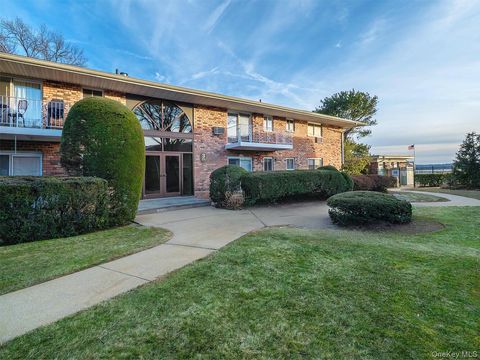 1 Toms Point Lane #6 i Port Washington NY 11050