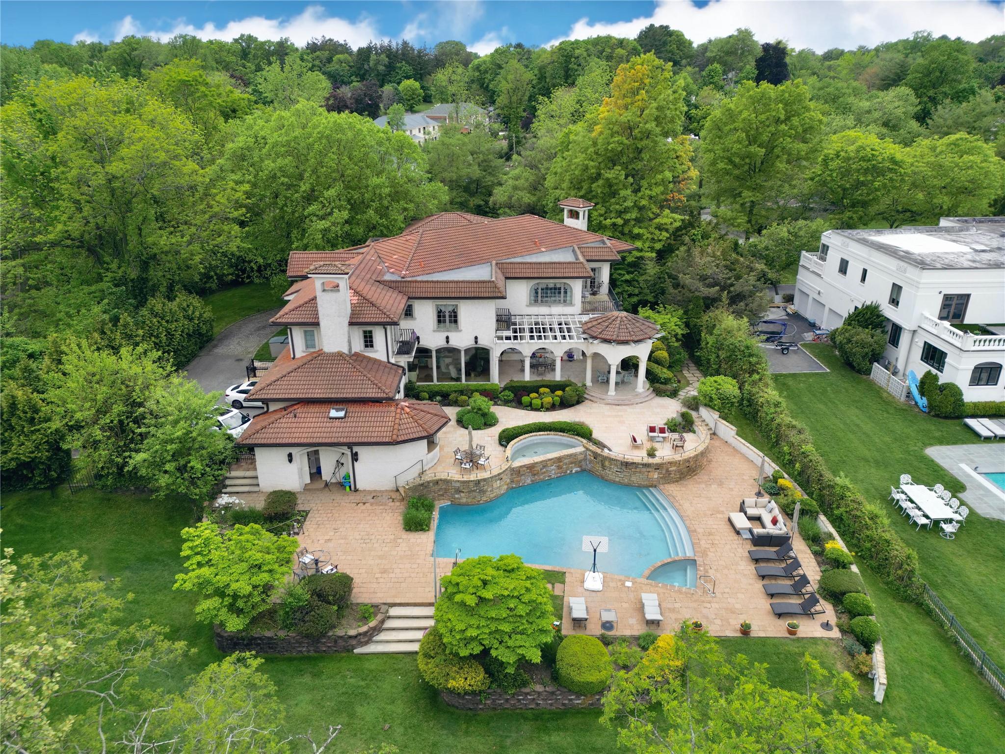 17 Split Rock Drive, Great Neck, New York image 1