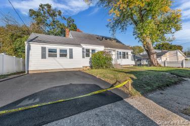 Photo of 454 N Indiana Avenue, Lindenhurst, NY 11757 (MLS # 1066609)