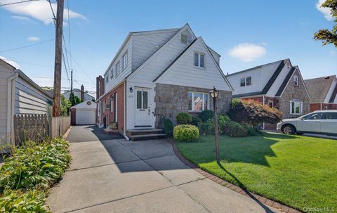 227 Brown Street, Mineola, NY 11501 - MLS#: 922557
