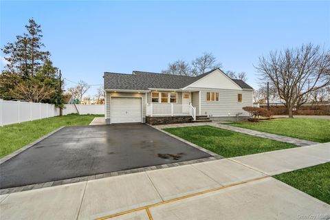 2 Mohegan Drive Massapequa NY 11758